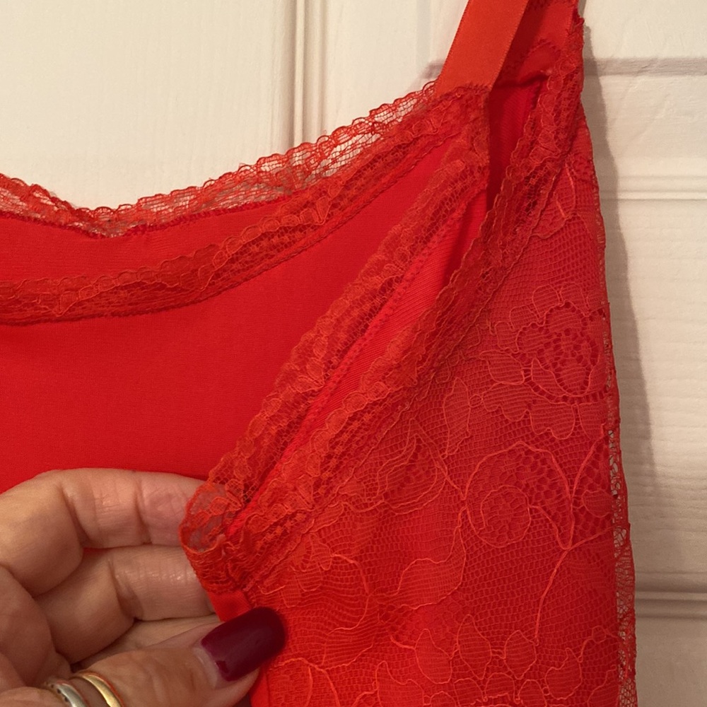 Red slip with lace bodice and bottom with adjustable straps in EUC Vintage - Picture 5 of 8